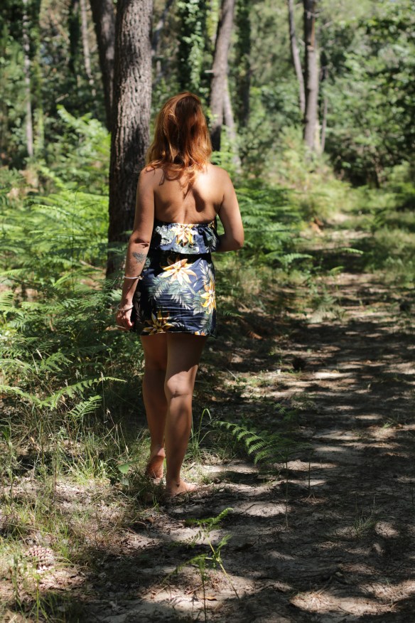 femme rousse de dos marche dans la nature