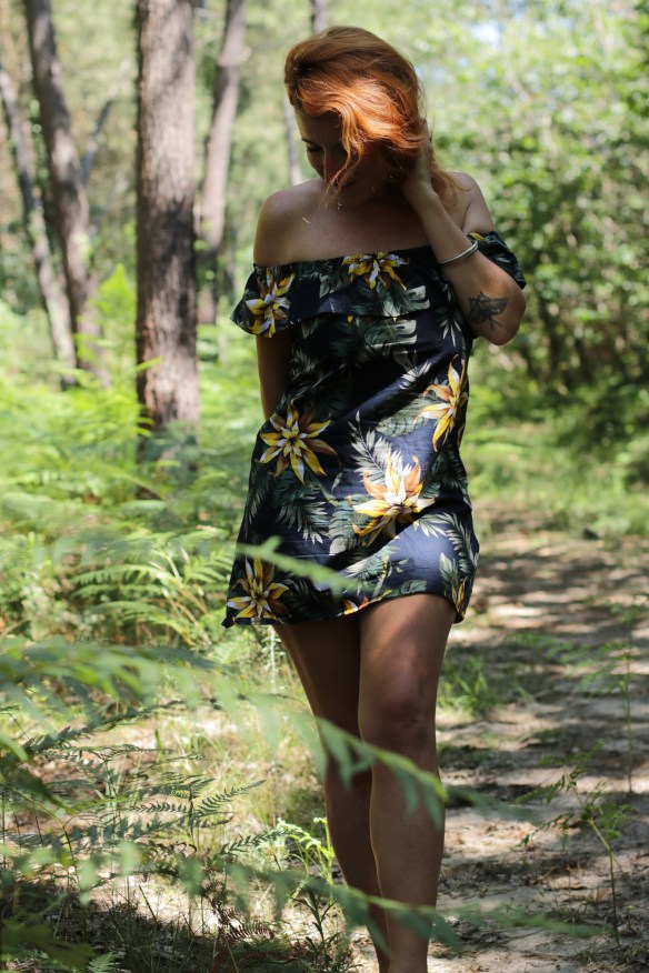 femme rousse habillée d'une robe cousu main dans la forêt