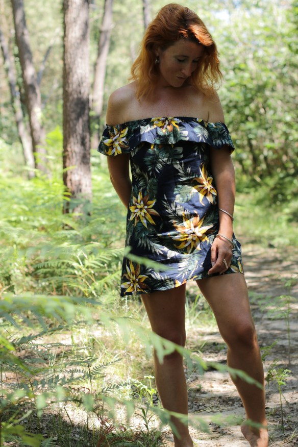 zoom femme dans la forêt avec une robe tropicale
